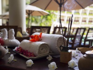 Entspannte Atmosphäre und gerollte Massagehandtücher