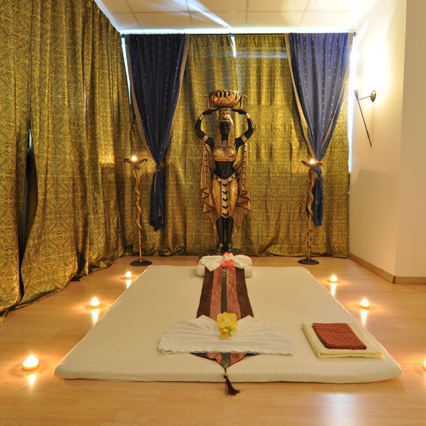 Koh Larn Massage - Matratze mit Kerzen in Massagezimmer